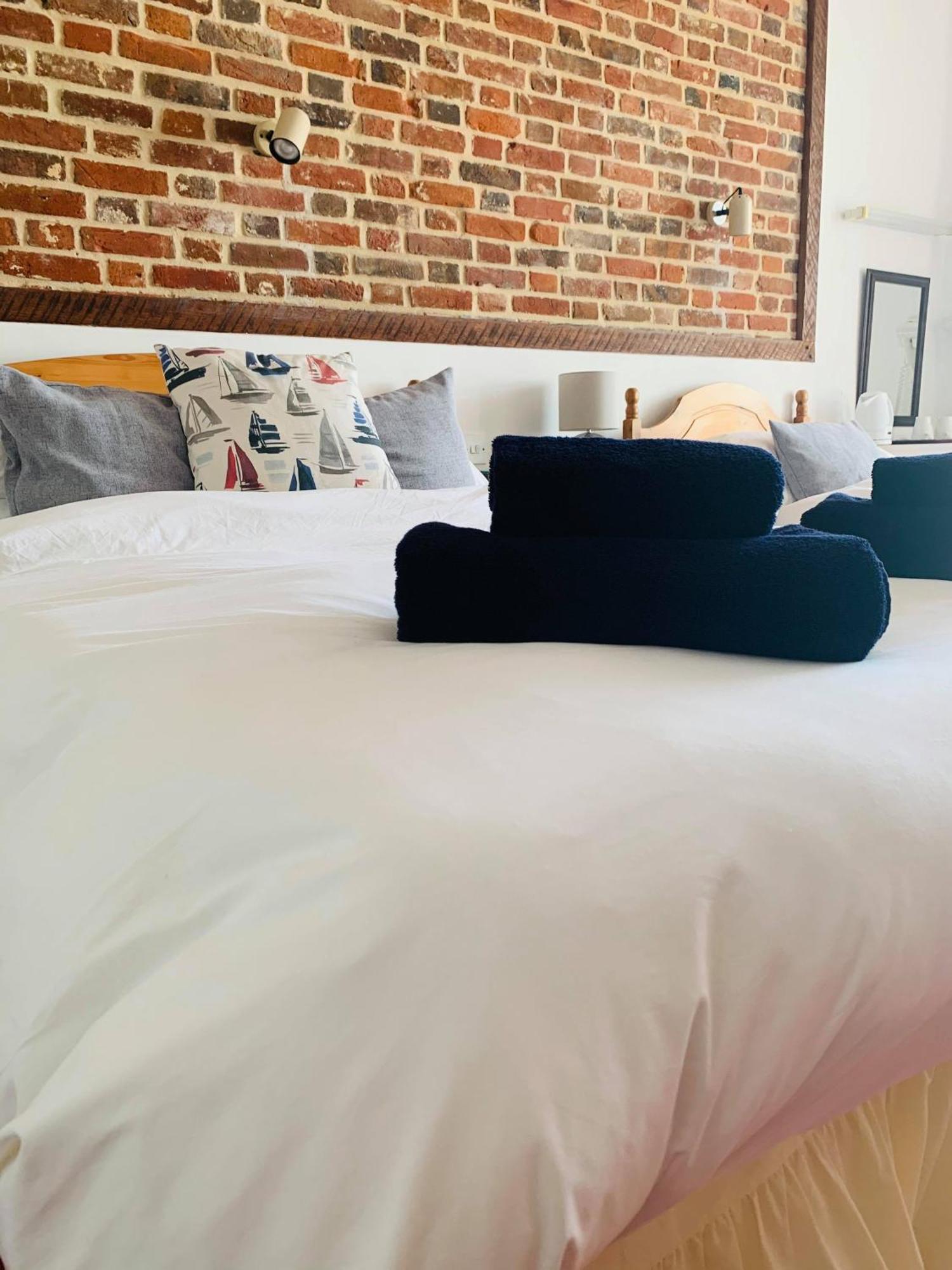 Ye Olde White Harte Hotel Burnham-on-Crouch Kamer foto
